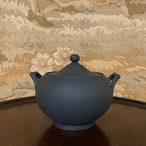 1870s Basalt Black Wedgwood 2 1/2 in 146 Shape Sugar Bowl & Lid